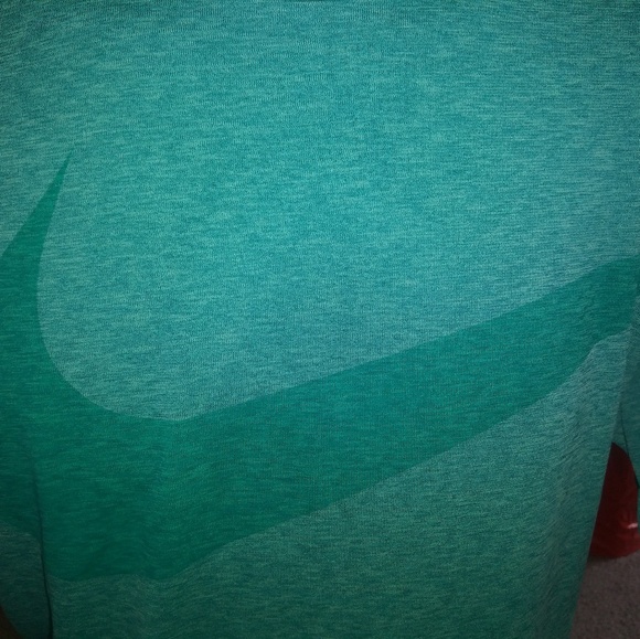 Nike Breath Polyester T-shirt. New size: L - Picture 2 of 5